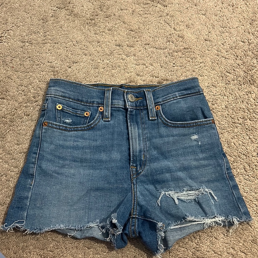 Medium wash Levi’s jean shorts!!!